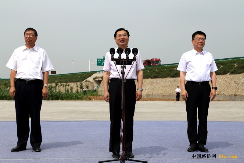 圖為陜西省省長胡和平（圖中）下達合銅、吳華高速項目開工令